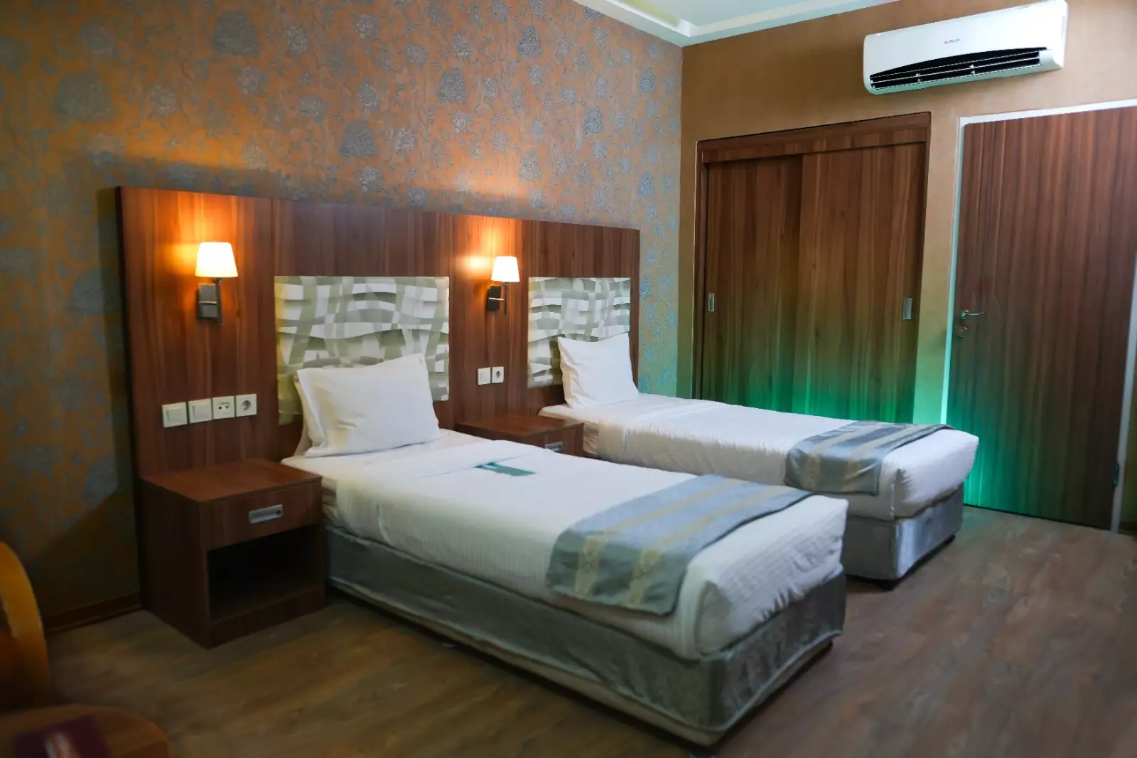 Alibaba https://cdn.alibaba.ir/ostorage/hotel-accommodation-images/68986c5cac13a7ed0d86576b_نرمال سوییت سه تخته.webp